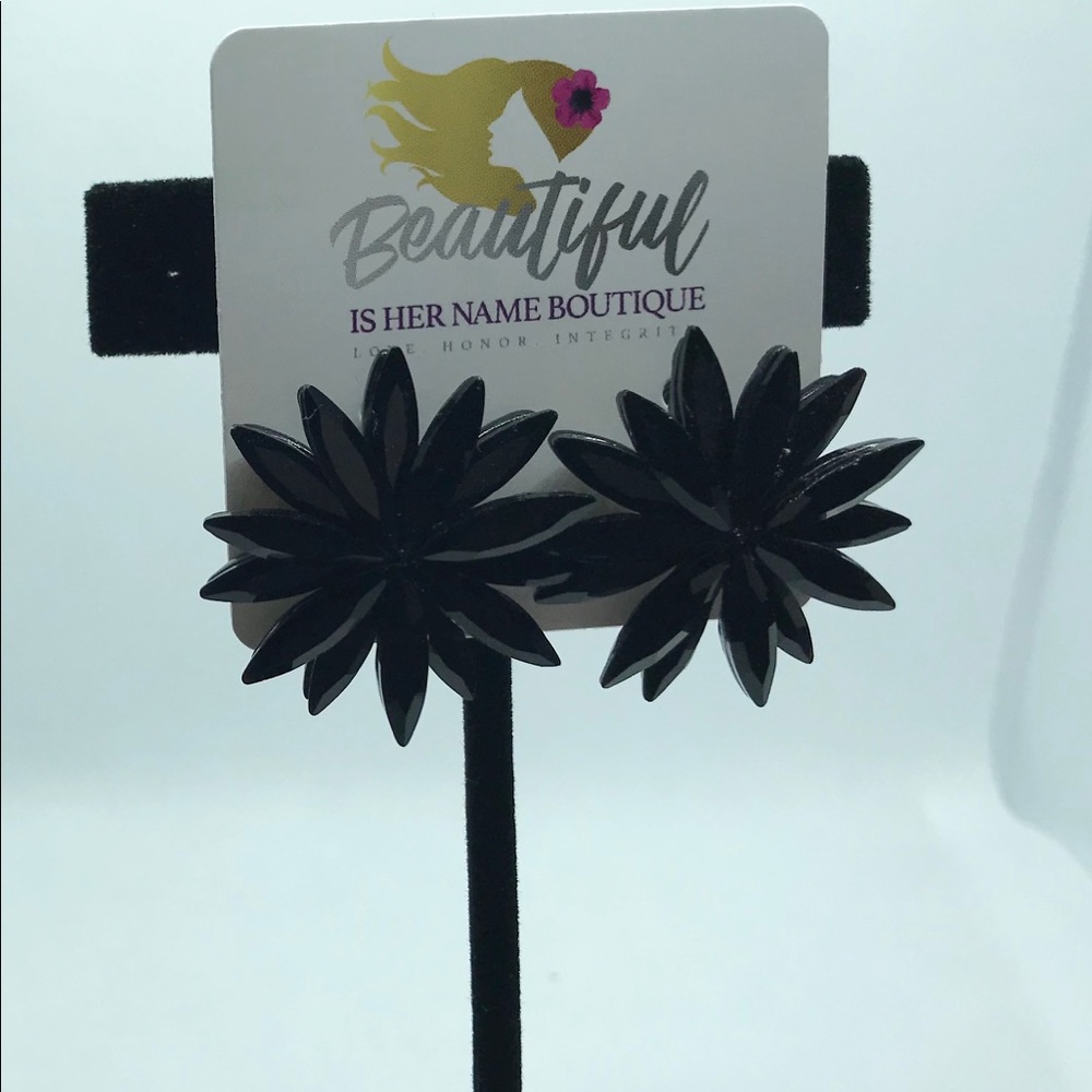 Women’s earrings fashion black